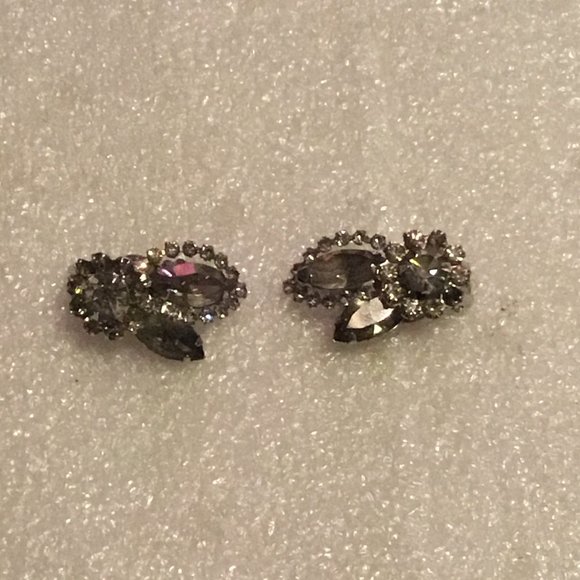 Vintage pair of Weiss rhinestone clip on earrings - Picture 8 of 8